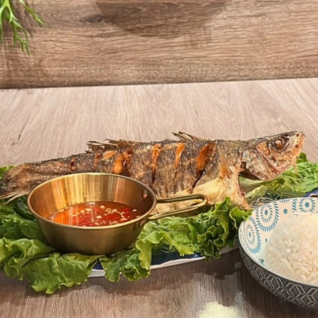 Deep-fried fish with seafood sauce.